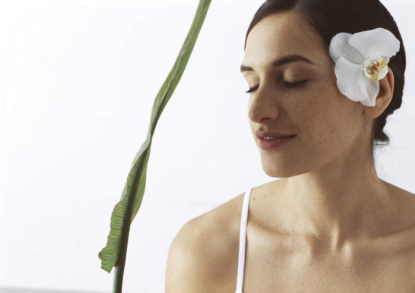 西方人,头发,一个人,站,闭眼,笑,微笑,横图,室内,白天,白色背景,正面,裙子,叶子,欧洲,欧洲人,仅一个年轻女性,仅一个女性,仅一个人,阴影,连衣裙,盛开,光线,影子,绿叶,花蕾,花,花瓣,花朵,鲜花,一朵,白色,黑色,阳光,花苞,花蕊,站着,转头,嫩叶,摄影,影棚,吊带裙,兰花,年轻女性,女人,女性,白种人,叶,叶片,闭眼睛,闭着眼,闭着眼睛,站立,半身,彩图,影棚拍摄,拍摄