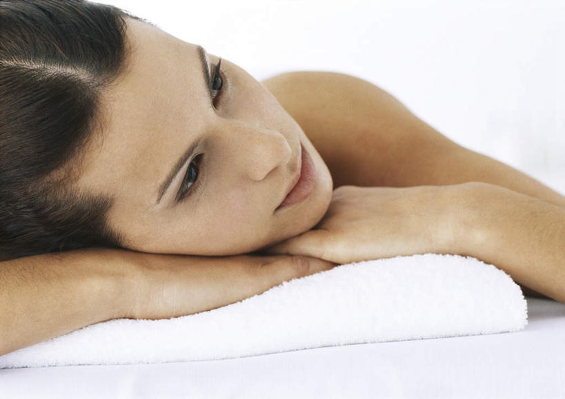 西方人,脸,头,脸颊,头发,一个人,笑,摸,微笑,露齿笑,横图,室内,特写,白天,正面,床,靠垫,欧洲,欧洲人,仅一个年轻女性,仅一个女性,仅一个人,撑,抚摸,阴影,反射,影子,墙,床单,靠枕,托腮,注视,被子,裸露,墙壁,墙面,黑色,垫子,枕头,观察,看,趴着,托,转头,单人床,赤裸,观看,察看,撑着,被单,关注,托下巴,裸,年轻女性,女人,女性,白种人,头部,脸部,脸蛋,面部,触摸,接触,趴,半身,彩图