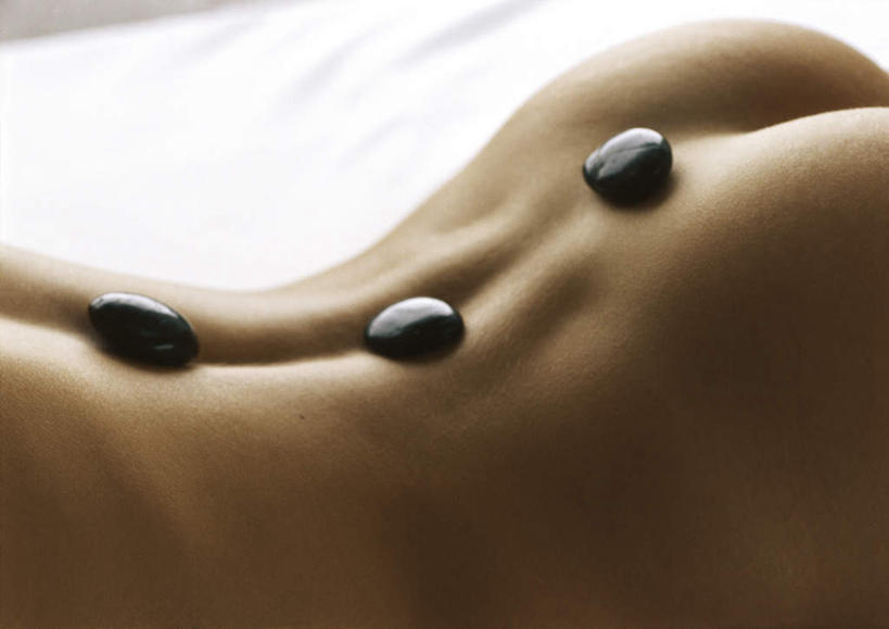 西方人,背部,背,一个人,横图,俯视,室内,白天,石头,床,欧洲,欧洲人,仅一个年轻女性,仅一个女性,仅一个人,三块,一排,阴影,整齐,光线,石子,影子,床单,被子,裸露,排列,黑色,阳光,趴着,鹅卵石,单人床,赤裸,被单,队列,裸,按摩石,年轻女性,女人,女性,白种人,石块,趴,半身,彩图,高角度拍摄