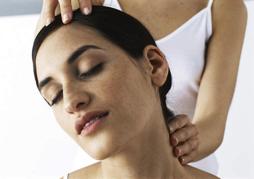 西方人,脸,头,脸颊,头发,两个人,按摩师,站,坐,闭眼,笑,摸,微笑,露齿笑,横图,室内,特写,白天,正面,裙子,按摩,欧洲,欧洲人,抚摸,阴影,连衣裙,光线,影子,白色,黑色,阳光,按,站着,吊带裙,指压,年轻女性,女人,女性,白种人,头部,脸部,脸蛋,面部,技师,闭眼睛,闭着眼,闭着眼睛,触摸,接触,站立,坐着,半身,彩图,推拿