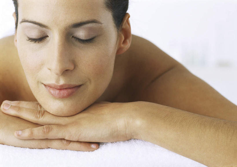 西方人,脸,头,脸颊,头发,一个人,闭眼,笑,摸,微笑,横图,室内,特写,白天,正面,床,靠垫,欧洲,欧洲人,仅一个年轻女性,仅一个女性,仅一个人,撑,抚摸,床单,靠枕,托腮,被子,裸露,黑色,垫子,枕头,趴着,托,单人床,赤裸,被单,托下巴,裸,年轻女性,女人,女性,白种人,头部,脸部,脸蛋,面部,闭眼睛,闭着眼,闭着眼睛,触摸,接触,趴,半身,彩图