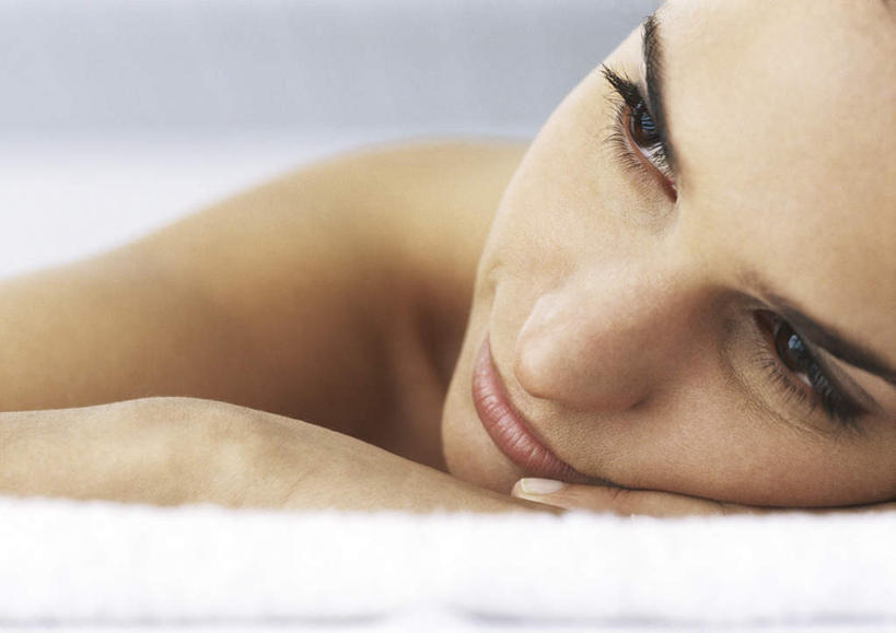 西方人,脸,头,脸颊,一个人,笑,摸,微笑,露齿笑,横图,室内,特写,白天,正面,床,靠垫,欧洲,欧洲人,仅一个年轻女性,仅一个女性,仅一个人,撑,抚摸,阴影,朦胧,模糊,光线,影子,床单,靠枕,托腮,注视,被子,裸露,阳光,垫子,枕头,观察,看,趴着,托,转头,单人床,赤裸,观看,察看,被单,关注,托下巴,裸,年轻女性,女人,女性,白种人,头部,脸部,脸蛋,面部,触摸,接触,趴,半身,彩图