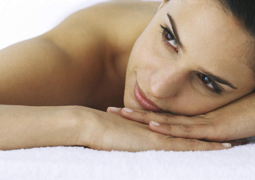 西方人,脸,头,脸颊,头发,一个人,笑,摸,微笑,横图,室内,特写,白天,正面,床,靠垫,欧洲,欧洲人,仅一个年轻女性,仅一个女性,仅一个人,撑,抚摸,床单,靠枕,托腮,注视,被子,裸露,黑色,垫子,枕头,观察,看,趴着,托,转头,单人床,赤裸,观看,察看,被单,关注,托下巴,裸,年轻女性,女人,女性,白种人,头部,脸部,脸蛋,面部,触摸,接触,趴,半身,彩图