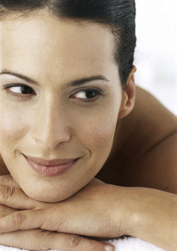 西方人,头发,一个人,笑,摸,微笑,竖图,室内,特写,白天,正面,床,靠垫,欧洲,欧洲人,仅一个年轻女性,仅一个女性,仅一个人,撑,抚摸,床单,靠枕,托腮,注视,被子,裸露,黑色,垫子,枕头,观察,看,趴着,托,单人床,赤裸,观看,察看,被单,关注,托下巴,裸,年轻女性,女人,女性,白种人,触摸,接触,趴,半身,彩图