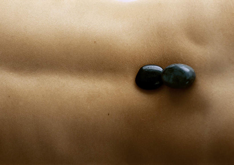 西方人,背部,背,一个人,横图,俯视,室内,白天,石头,欧洲,欧洲人,仅一个年轻女性,仅一个女性,仅一个人,三块,阴影,堆叠,光线,石子,影子,黑色,阳光,趴着,鹅卵石,堆,按摩石,年轻女性,女人,女性,白种人,石块,趴,半身,彩图,高角度拍摄