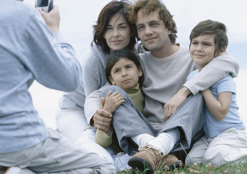 西方人,儿童,家庭,夫妻,母亲,父亲,女儿,儿子,坐,举,抱,笑,微笑,露齿笑,横图,室外,白天,正面,爱情,旅游,度假,纯洁,草地,草坪,植物,相机,欧洲,欧洲人,五个人,一排,握,阴影,服装,整齐,光线,影子,云,云朵,许多人,浪漫,拿,云彩,拿着,注视,休闲装,娱乐,草,排列,一个,小孩,拍照,衣服,蓝色,绿色,白云,蓝天,天空,阳光,数码相机,天,观察,看,托,一群人,享受,休闲,温暖,温馨,父子,母女,一家人,休闲服,恩爱,放松,父爱,可爱,母爱,童年,童趣,握着,恋人,摄影,服饰,单个,抱着,观看,和睦,察看,搂着,队列,关注,童真,烂漫,无邪,天真,男孩,男人,男性,年轻男性,年轻女性,女孩,女人,女性,白种人,情侣,照相机,举起,举手,举着,搂,搂抱,相抱,向上举,向上伸,向上托,坐着,半身,彩图,照相,伴侣,融洽,男生,女生