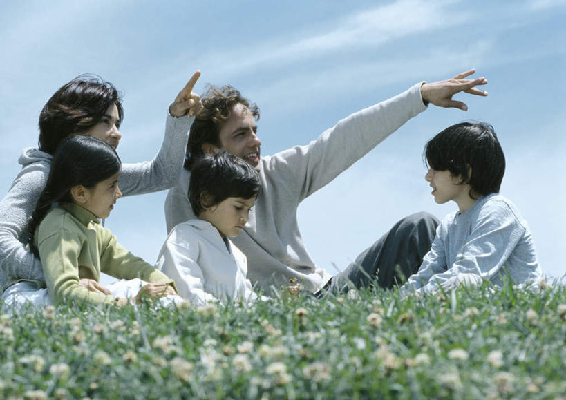 西方人,儿童,头发,家庭,夫妻,母亲,父亲,女儿,儿子,坐,举,抱,摸,横图,室外,白天,正面,爱情,旅游,度假,纯洁,草地,草坪,植物,欧洲,欧洲人,五个人,抚摸,指,阴影,服装,光线,影子,云,云朵,许多人,浪漫,云彩,注视,休闲装,方向,娱乐,草,小孩,衣服,黄色,蓝色,绿色,黑色,白云,蓝天,天空,阳光,天,低头,观察,看,手势,托,一群人,享受,休闲,温暖,温馨,父子,母女,一家人,休闲服,恩爱,放松,父爱,可爱,母爱,童年,童趣,恋人,服饰,抱着,观看,和睦,察看,搂着,指向,关注,童真,烂漫,无邪,天真,男孩,男人,男性,年轻男性,年轻女性,女孩,女人,女性,白种人,情侣,触摸,接触,举起,举手,举着,搂,搂抱,向上举,向上伸,向上托,坐着,半身,彩图,伴侣,融洽,男生,女生