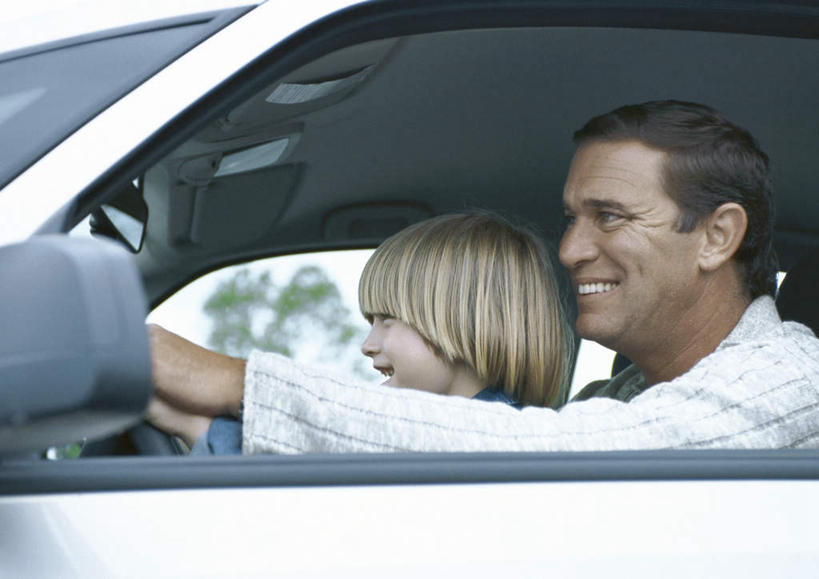 西方人,儿童,头发,家庭,父亲,儿子,坐,摸,横图,室外,白天,侧面,衬衫,西装,旅游,度假,纯洁,窗户,汽车,欧洲,欧洲人,抚摸,握,套装,正装,领带,依偎,注视,职业装,娱乐,玻璃窗,车,小孩,黄色,蓝色,白色,黑色,交通工具,轿车,观察,驾驶,看,靠,靠着,行驶,倚靠,享受,休闲,温暖,温馨,父子,一家人,放松,父爱,可爱,童年,童趣,握着,观看,和睦,察看,倚着,关注,童真,烂漫,无邪,依附,依赖,投靠,天真,男孩,男人,男性,年轻男性,白种人,孩子,年轻人,触摸,接触,坐着,半身,彩图,衬衣,融洽,男生