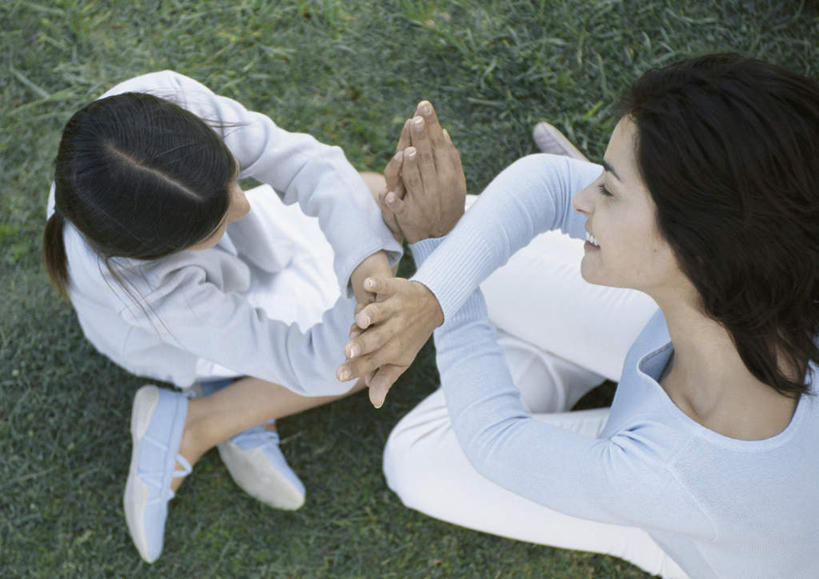 西方人,儿童,头发,家庭,母亲,女儿,坐,笑,摸,盘腿,交叉,微笑,露齿笑,横图,俯视,室外,白天,旅游,度假,纯洁,草地,草坪,植物,欧洲,欧洲人,抚摸,服装,注视,休闲装,娱乐,相视,草,小孩,衣服,蓝色,绿色,黑色,观察,看,享受,休闲,温暖,温馨,母女,一家人,面对面,休闲服,放松,可爱,母爱,童年,童趣,服饰,观看,对视,和睦,察看,关注,相对,童真,烂漫,无邪,相看,相交,交集,天真,年轻女性,女孩,女人,女性,白种人,孩子,年轻人,触摸,接触,盘腿而坐,盘膝,盘着腿的,盘着腿坐,双腿交叉,坐着,半身,彩图,高角度拍摄,融洽,女生