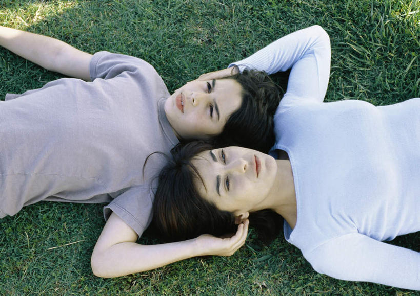 西方人,儿童,头发,两个人,家庭,母亲,儿子,躺,摸,横图,俯视,室外,白天,旅游,度假,纯洁,草地,草坪,植物,欧洲,欧洲人,撑,抚摸,阴影,服装,光线,影子,注视,休闲装,娱乐,草,小孩,衣服,蓝色,绿色,阳光,观察,看,享受,休闲,温暖,温馨,母子,一家人,休闲服,放松,可爱,母爱,童年,童趣,服饰,观看,和睦,察看,撑着,关注,童真,烂漫,无邪,卧着,天真,男孩,年轻女性,女人,女性,白种人,孩子,年轻人,触摸,接触,躺着,卧,半身,彩图,高角度拍摄,融洽,男生