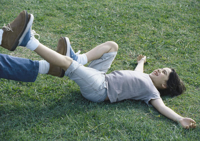 西方人,儿童,头发,两个人,家庭,父亲,儿子,躺,伸展双臂,笑,摸,微笑,露齿笑,横图,俯视,室外,白天,旅游,度假,纯洁,草地,草坪,植物,欧洲,欧洲人,抚摸,阴影,服装,光线,影子,抬腿,注视,休闲装,娱乐,踩,草,小孩,衣服,黄色,绿色,阳光,踩着,观察,看,享受,休闲,温暖,温馨,父子,一家人,休闲服,放松,父爱,可爱,童年,童趣,服饰,观看,和睦,察看,关注,童真,烂漫,无邪,卧着,天真,男孩,男人,男性,年轻男性,白种人,孩子,年轻人,敞开双臂,触摸,接触,伸开双臂,躺着,卧,展开双肩,张开手臂,张开双臂,半身,彩图,高角度拍摄,融洽,男生