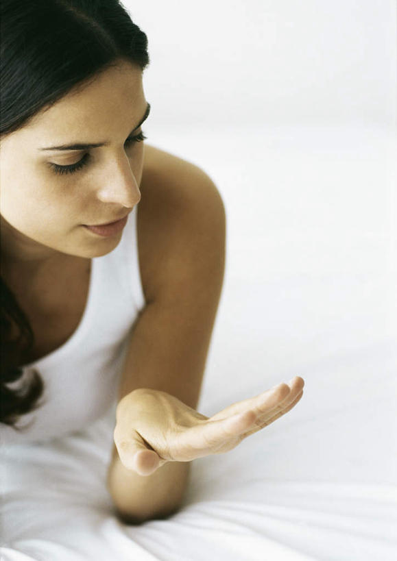 西方人,头发,一个人,笑,摸,微笑,露齿笑,竖图,俯视,室内,白天,裙子,床,卧室,欧洲,欧洲人,仅一个年轻女性,仅一个女性,仅一个人,撑,抚摸,阴影,连衣裙,光线,影子,床单,注视,被子,白色,黑色,阳光,低头,观察,看,趴着,单人床,观看,吊带裙,察看,撑着,被单,关注,年轻女性,女人,女性,白种人,触摸,接触,趴,半身,彩图,高角度拍摄,睡房,卧房