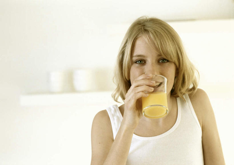 果汁,西方人,头发,一个人,客厅,举,笑,微笑,露齿笑,横图,室内,白天,正面,杯子,吊带,欧洲,欧洲人,仅一个年轻女性,仅一个女性,仅一个人,喝,握,阴影,服装,光线,影子,一杯,拿,拿着,注视,吊带衫,玻璃制品,衣服,黄色,白色,阳光,水杯,观察,看,托,握着,服饰,观看,察看,起居室,衣着,穿着,关注,衣饰,年轻女性,女人,女性,白种人,长发,玻璃杯,举起,举手,举着,向上举,向上伸,向上托,半身,彩图