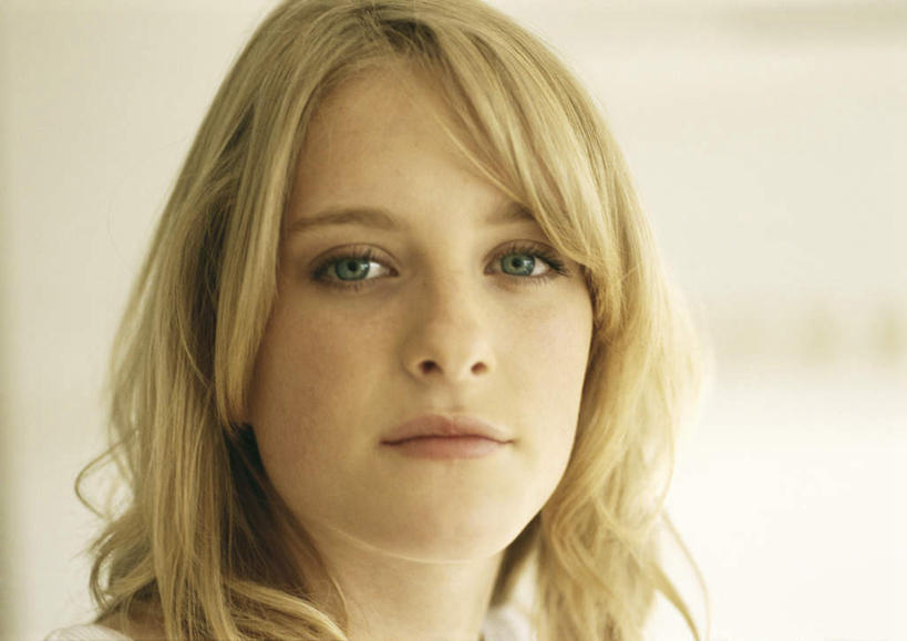 西方人,脸,头,脸颊,头发,一个人,站,笑,微笑,横图,室内,特写,白天,正面,欧洲,欧洲人,仅一个年轻女性,仅一个女性,仅一个人,朦胧,模糊,墙,注视,墙壁,墙面,黄色,观察,看,站着,观看,察看,关注,年轻女性,女人,女性,白种人,头部,脸部,脸蛋,面部,站立,半身,彩图