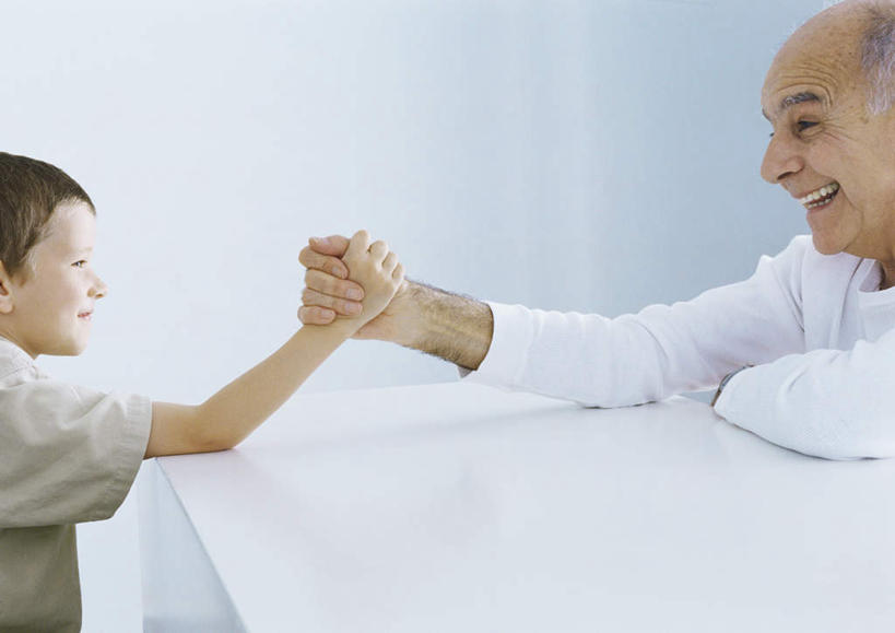 西方人,儿童,老年人,头发,两个人,家庭,祖父,坐,笑,摸,微笑,露齿笑,横图,室内,白天,侧面,游戏,纯洁,桌子,欧洲,欧洲人,抚摸,握,服装,办公桌,墙,玩,注视,休闲装,娱乐,相视,墙壁,墙面,小孩,衣服,黄色,白色,灰色,观察,看,休闲,温暖,温馨,一家人,面对面,休闲服,可爱,力量,童年,童趣,握着,服饰,爷爷,观看,活动,祖孙,对视,和睦,察看,发泄,关注,消遣,智力,相对,童真,烂漫,无邪,外公,外祖父,外孙,相看,外孙子,宣泄,天真,老年男性,男孩,男人,男性,白种人,孩子,孙子,触摸,接触,玩耍,嬉戏,坐着,半身,彩图,融洽,男生