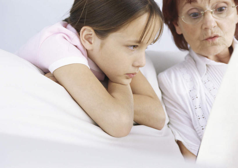 西方人,儿童,老年人,头发,两个人,家庭,祖母,坐,笑,摸,微笑,露齿笑,横图,室内,白天,正面,纯洁,沙发,欧洲,欧洲人,一副,撑,抚摸,阴影,光线,眼镜,影子,注视,小孩,黑色,阳光,观察,看,靠,靠着,趴着,倚靠,温暖,温馨,一家人,可爱,童年,童趣,奶奶,观看,祖孙,和睦,察看,撑着,倚着,关注,近视眼镜,布艺沙发,童真,烂漫,无邪,外婆,外孙女,外祖母,天真,老年女性,女孩,女人,女性,白种人,孩子,孙女,触摸,接触,趴,坐着,半身,彩图,融洽,女生