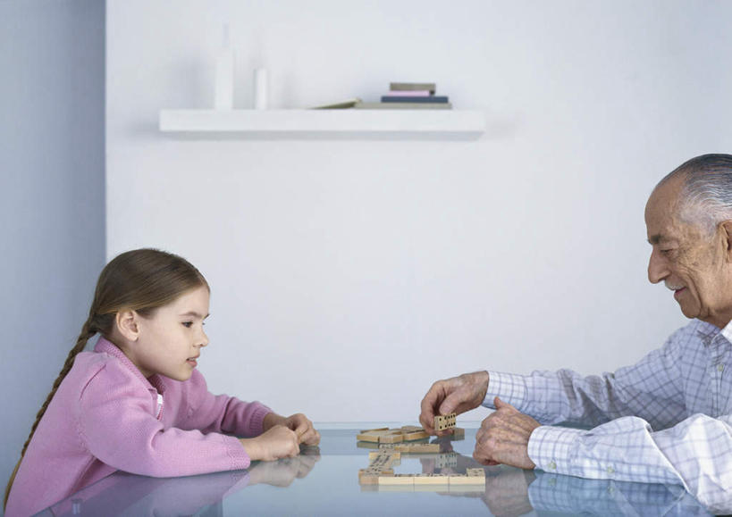 西方人,儿童,老年人,头发,两个人,家庭,祖父,客厅,坐,笑,摸,微笑,露齿笑,横图,室内,白天,侧面,游戏,纯洁,桌面,桌子,玩具,欧洲,欧洲人,撑,抚摸,服装,木制,墙,玩,注视,休闲装,娱乐,相视,墙壁,墙面,小孩,衣服,粉色,黄色,木制品,低头,观察,看,休闲,温暖,温馨,一家人,面对面,休闲服,可爱,童年,童趣,益智,服饰,爷爷,观看,活动,祖孙,对视,和睦,察看,起居室,撑着,发泄,关注,消遣,智力,相对,童真,烂漫,无邪,外孙女,外公,外祖父,外孙,相看,外孙子,宣泄,天真,老年男性,男孩,男人,男性,女孩,女人,女性,白种人,孩子,孙女,孙子,触摸,接触,玩耍,嬉戏,坐着,半身,彩图,融洽,男生,女生