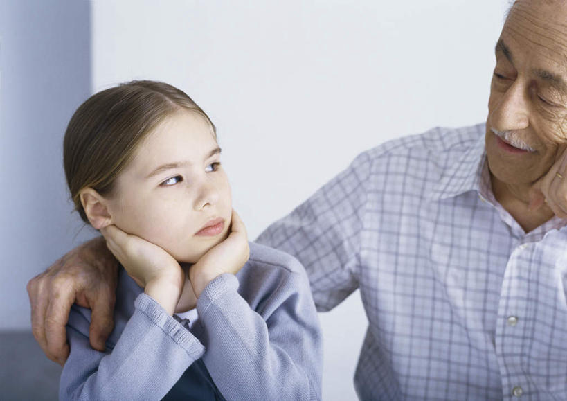 西方人,儿童,老年人,头发,两个人,家庭,祖父,坐,笑,摸,微笑,露齿笑,横图,室内,白天,正面,纯洁,桌面,桌子,欧洲,欧洲人,撑,抚摸,阴影,服装,光线,木制,影子,墙,托腮,注视,休闲装,相视,墙壁,墙面,小孩,衣服,黄色,蓝色,白色,阳光,木制品,观察,看,托,休闲,温暖,温馨,一家人,面对面,休闲服,可爱,童年,童趣,服饰,爷爷,观看,祖孙,对视,和睦,察看,撑着,关注,托下巴,相对,童真,烂漫,无邪,外孙女,外公,外祖父,外孙,相看,外孙子,天真,老年男性,男孩,男人,男性,女孩,女人,女性,白种人,孩子,孙女,孙子,触摸,接触,坐着,半身,彩图,融洽,男生,女生