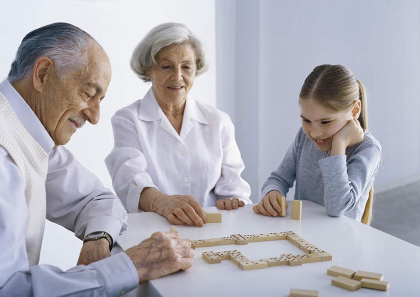 西方人,儿童,老年人,三个人,家庭,祖母,祖父,客厅,坐,摸,横图,室内,白天,正面,游戏,纯洁,桌面,桌子,玩具,欧洲,欧洲人,撑,抚摸,阴影,服装,光线,木制,瓷砖,地砖,影子,墙,地面,玩,托腮,注视,休闲装,娱乐,墙壁,墙面,小孩,衣服,蓝色,阳光,木制品,低头,观察,看,托,休闲,温暖,温馨,一家人,休闲服,可爱,童年,童趣,益智,服饰,奶奶,爷爷,观看,活动,祖孙,和睦,察看,起居室,撑着,发泄,关注,消遣,智力,托下巴,童真,烂漫,无邪,外婆,外孙女,外祖母,外公,外祖父,宣泄,天真,老年男性,老年女性,男人,男性,女孩,女人,女性,白种人,孩子,孙女,触摸,接触,玩耍,嬉戏,坐着,半身,彩图,融洽,女生