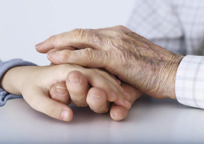 西方人,儿童,老年人,手,三个人,家庭,祖母,祖父,客厅,摸,横图,室内,特写,白天,正面,纯洁,桌面,桌子,欧洲,欧洲人,抚摸,阴影,堆叠,服装,朦胧,模糊,光线,木制,影子,墙,休闲装,墙壁,墙面,小孩,衣服,阳光,木制品,休闲,温暖,温馨,一家人,手部,休闲服,可爱,童年,童趣,服饰,奶奶,爷爷,祖孙,堆,和睦,起居室,童真,烂漫,无邪,外婆,外孙女,外祖母,外公,外祖父,天真,老年男性,老年女性,男人,男性,女孩,女人,女性,白种人,孩子,孙女,触摸,接触,半身,彩图,融洽,女生