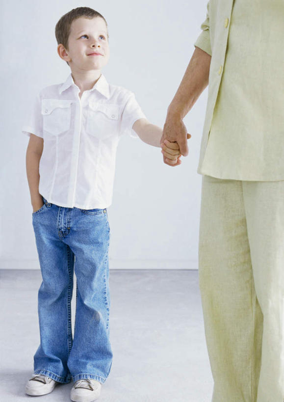 西方人,儿童,老年人,两个人,家庭,祖母,站,握手,摸,竖图,室内,白天,正面,纯洁,欧洲,欧洲人,抚摸,阴影,服装,光线,瓷砖,地砖,影子,墙,地面,注视,休闲装,墙壁,墙面,小孩,衣服,蓝色,阳光,观察,看,站着,转头,休闲,温暖,温馨,一家人,休闲服,可爱,童年,童趣,服饰,奶奶,观看,祖孙,和睦,察看,关注,童真,烂漫,无邪,外婆,外祖母,外孙,外孙子,单手抄兜,单手放兜,天真,老年女性,男孩,女人,女性,白种人,孩子,孙子,插兜,触摸,接触,拉手,手插兜,手放口袋,手拉手,手握手,站立,半身,彩图,融洽,男生,手抄兜