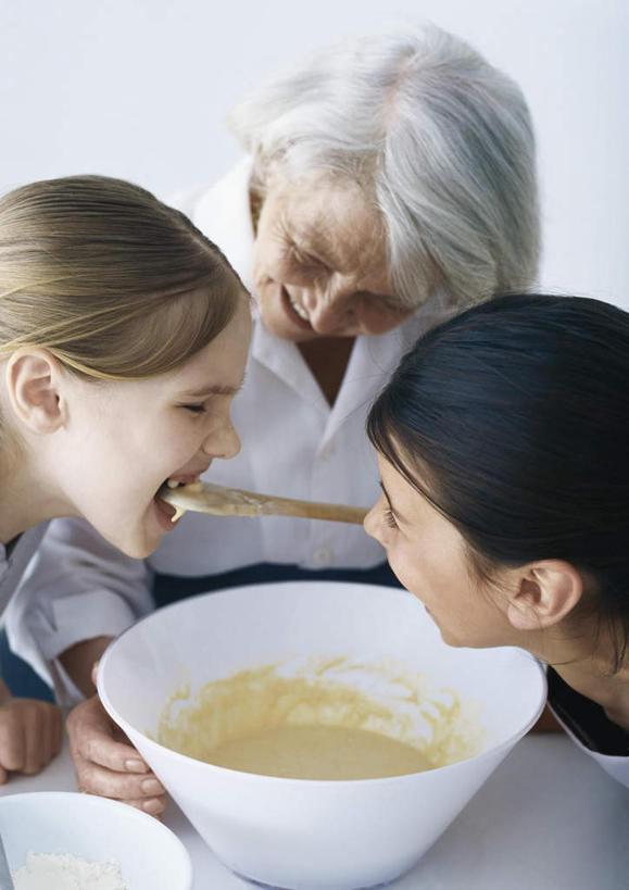 西方人,儿童,老年人,头发,三个人,家庭,祖母,站,吃,竖图,俯视,室内,白天,纯洁,桌子,欧洲,欧洲人,握,勺子,办公桌,墙,面粉,拿,拿着,注视,相视,墙壁,墙面,一个,小孩,黄色,黑色,调羹,汤匙,低头,观察,看,站着,张嘴,温暖,温馨,一家人,面对面,可爱,童年,童趣,握着,奶奶,单个,观看,祖孙,对视,和睦,察看,关注,相对,张大嘴巴,童真,烂漫,无邪,外婆,外孙女,外祖母,外孙,相看,一碗,外孙子,天真,老年女性,男孩,男人,男性,女孩,女人,女性,白种人,孩子,孙女,孙子,张开嘴,嚼,食,站立,半身,彩图,高角度拍摄,融洽,男生,女生