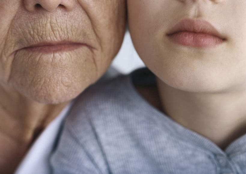 西方人,儿童,老年人,脸,头,嘴,脸颊,两个人,家庭,祖母,横图,室内,特写,白天,正面,纯洁,欧洲,欧洲人,阴影,服装,朦胧,模糊,光线,影子,依偎,休闲装,小孩,衣服,蓝色,阳光,靠,靠着,倚靠,休闲,温暖,温馨,一家人,休闲服,可爱,童年,童趣,服饰,奶奶,祖孙,和睦,倚着,童真,烂漫,无邪,外婆,外孙女,外祖母,依附,依赖,投靠,天真,老年女性,女孩,女人,女性,白种人,孩子,头部,口,口腔,脸部,脸蛋,面部,嘴巴,嘴唇,孙女,半身,彩图,融洽,女生