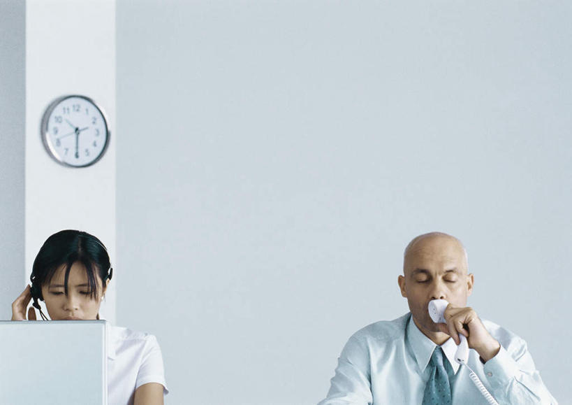 西方人,秃头,两个人,伙伴,朋友,商务人士,商务男性,商务女性,办公室,坐,举,闭眼,横图,室内,白天,正面,衬衫,友谊,电脑,笔记本电脑,杯子,欧洲,欧洲人,喝,握,套装,时间,网络,时钟,墙,拿,听,话务员,计时,拿着,注视,通讯设备,墙壁,墙面,一个,耳机,耳麦,话筒,水杯,挂钟,钟表,观察,看,托,表,握着,单个,观看,察看,无线,麦克风,关注,通信设备,商务装,无线网络,无线上网,便携式电脑,工薪阶层,客服人员,电话销售,友情,手提电脑,男人,男性,年轻男性,年轻女性,女人,女性,白种人,光头,无发,白领,接线员,上班族,茶杯,钟,闭眼睛,闭着眼,闭着眼睛,举起,举手,举着,向上举,向上伸,向上托,坐着,半身,彩图,衬衣