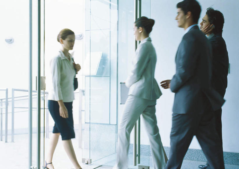 西方人,头发,四个人,伙伴,同事,朋友,商务人士,商务男性,商务女性,栏杆,站,走,横图,室内,白天,侧面,衬衫,友谊,成功,合作,团队,集体,信心,窗户,落地窗,欧洲,欧洲人,握,阴影,套装,光线,材料,瓷砖,档案,地砖,文件,影子,墙,围栏,地面,拿,拎,拿着,注视,队伍,护栏,玻璃窗,墙壁,墙面,阳光,资料,观察,看,站着,握着,观看,察看,领导,成就,关注,文档,商务装,合伙,领袖,工薪阶层,友情,男人,男性,年轻男性,年轻女性,女人,女性,白种人,白领,上班族,步行,站立,走路,半身,彩图,衬衣,拎着