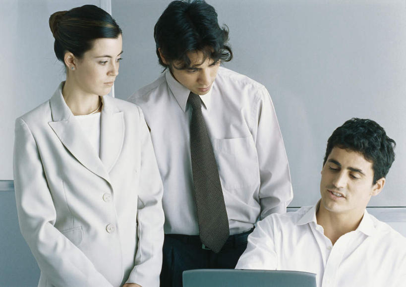 西方人,头发,三个人,伙伴,同事,朋友,商务人士,商务男性,商务女性,办公室,站,坐,笑,摸,微笑,露齿笑,横图,室内,白天,正面,衬衫,友谊,成功,合作,团队,集体,信心,电脑,笔记本电脑,欧洲,欧洲人,抚摸,敲打,阴影,套装,光线,网络,影子,墙,注视,输入,通讯设备,队伍,墙壁,墙面,黑色,阳光,打字,低头,观察,看,站着,观看,点击,敲击,察看,无线,领导,成就,关注,通信设备,商务装,无线网络,合伙,领袖,无线上网,便携式电脑,工薪阶层,友情,按键,手提电脑,男人,男性,年轻男性,年轻女性,女人,女性,白种人,白领,上班族,触摸,接触,站立,坐着,半身,彩图,衬衣