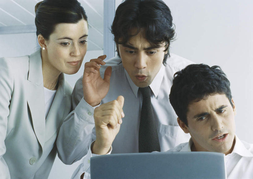 西方人,头发,三个人,伙伴,同事,朋友,商务人士,商务男性,商务女性,办公室,站,坐,举,笑,微笑,露齿笑,横图,室内,白天,正面,衬衫,友谊,智慧,成功,合作,团队,集体,信心,电脑,笔记本电脑,欧洲,欧洲人,突出,套装,光线,网络,墙,注视,称赞,表扬,通讯设备,队伍,墙壁,墙面,黑色,阳光,低头,观察,看,手势,托,站着,竖,观看,翘,高,一台,察看,无线,领导,夸奖,优秀,成就,关注,通信设备,商务装,无线网络,合伙,领袖,无线上网,便携式电脑,工薪阶层,好,妙,顺利,出色,超群,杰出,卓越,奇妙,聪明,友情,手提电脑,男人,男性,年轻男性,年轻女性,女人,女性,白种人,大拇指,白领,上班族,举起,举手,举着,向上举,向上伸,向上托,站立,坐着,半身,彩图,衬衣