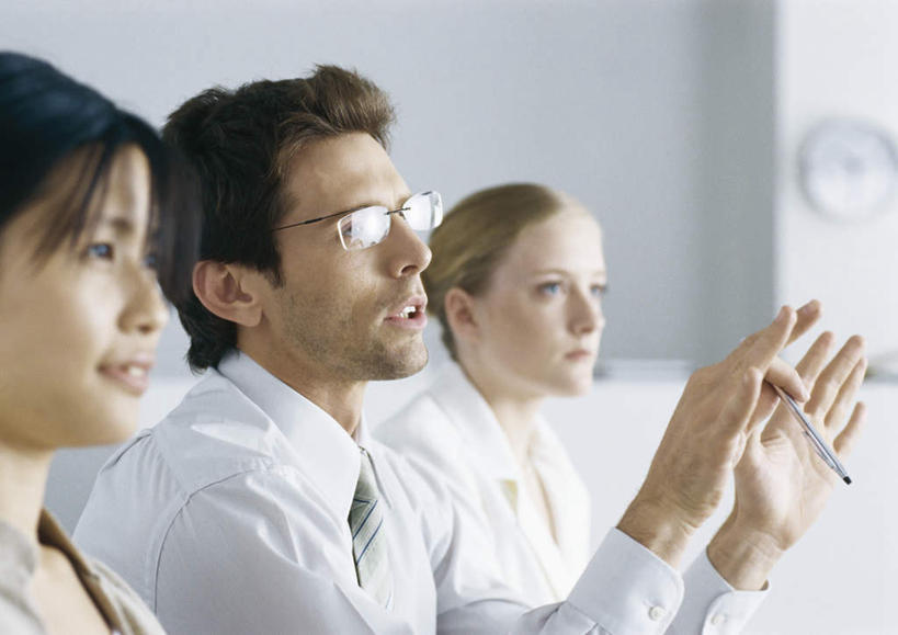 西方人,头发,三个人,伙伴,同事,朋友,商务人士,商务男性,商务女性,坐,举,笑,说,微笑,露齿笑,横图,室内,白天,侧面,衬衫,讨论,友谊,成功,合作,团队,集体,信心,沙发,欧洲,欧洲人,一副,阴影,套装,时间,光线,时钟,眼镜,影子,墙,计时,注视,队伍,墙壁,墙面,黄色,黑色,阳光,挂钟,钟表,观察,看,靠,靠着,托,倚靠,张嘴,表,观看,察看,领导,倚着,成就,关注,商务装,合伙,领袖,近视眼镜,张大嘴巴,布艺沙发,工薪阶层,交流,友情,男人,男性,年轻男性,年轻女性,女人,女性,白种人,白领,上班族,钟,张开嘴,沟通,讲话,交谈,举起,举手,举着,商讨,说话,谈话,向上举,向上伸,向上托,坐着,半身,彩图,衬衣