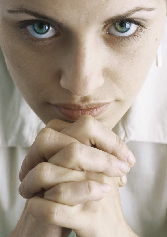 西方人,脸,头,脸颊,一个人,商务人士,商务女性,摸,交叉,竖图,俯视,室内,特写,白天,欧洲,欧洲人,仅一个年轻女性,仅一个女性,仅一个人,抚摸,握,阴影,套装,光线,影子,注视,阳光,观察,看,握着,观看,察看,关注,商务装,工薪阶层,相交,交集,年轻女性,女人,女性,白种人,头部,脸部,脸蛋,面部,白领,上班族,触摸,接触,半身,彩图,高角度拍摄