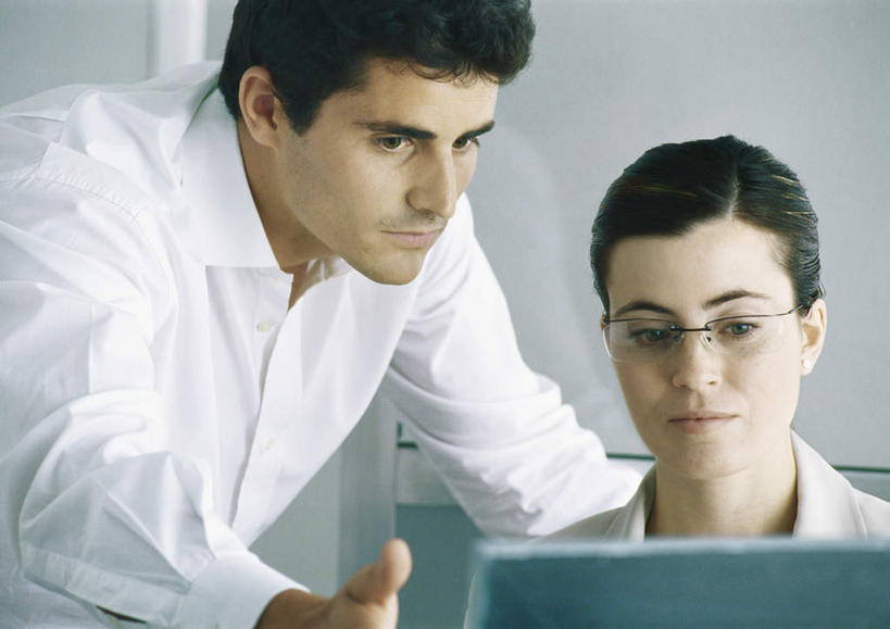 西方人,头发,两个人,伙伴,朋友,商务人士,商务男性,商务女性,办公室,站,坐,笑,摸,微笑,露齿笑,横图,室内,白天,正面,衬衫,友谊,电脑,笔记本电脑,欧洲,欧洲人,一副,撑,抚摸,套装,网络,眼镜,墙,注视,通讯设备,墙壁,墙面,黑色,低头,观察,看,站着,观看,察看,无线,撑着,关注,通信设备,商务装,无线网络,近视眼镜,无线上网,便携式电脑,工薪阶层,友情,手提电脑,男人,男性,年轻男性,年轻女性,女人,女性,白种人,白领,上班族,触摸,接触,站立,坐着,半身,彩图,衬衣