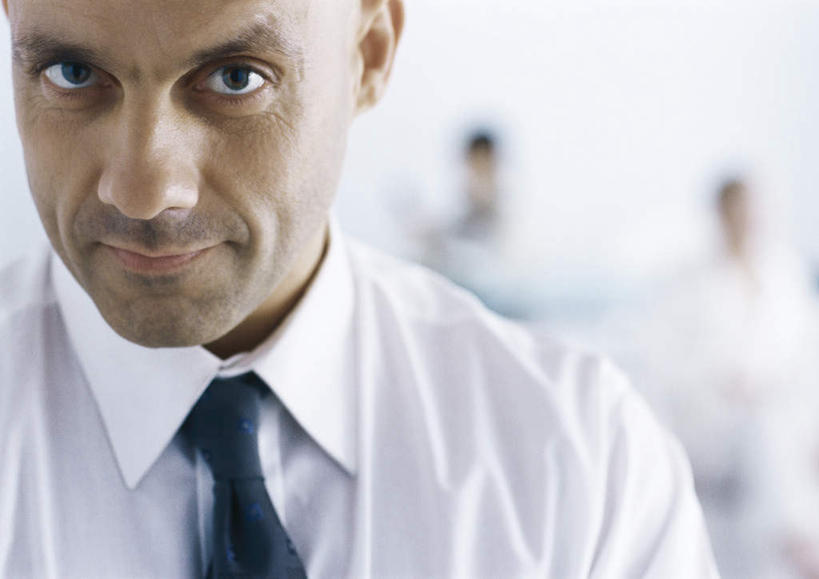 西方人,脸,头,脸颊,胡须,一个人,商务人士,商务男性,笑,微笑,横图,室内,特写,白天,正面,衬衫,欧洲,欧洲人,仅一个男性,仅一个人,阴影,套装,朦胧,模糊,光线,影子,注视,仅一个年轻男性,阳光,观察,看,观看,察看,关注,商务装,工薪阶层,男人,男性,年轻男性,白种人,头部,胡子,络腮胡,脸部,脸蛋,面部,白领,上班族,半身,彩图,衬衣