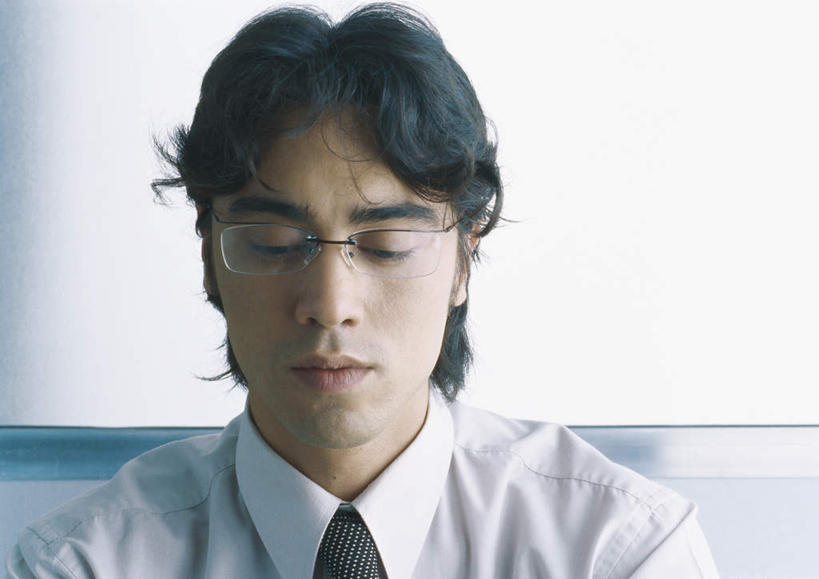 西方人,脸,头,脸颊,头发,一个人,商务人士,商务男性,办公室,坐,闭眼,笑,微笑,横图,室内,特写,白天,正面,衬衫,椅子,欧洲,欧洲人,仅一个男性,仅一个人,套装,眼镜,墙,墙壁,墙面,仅一个年轻男性,黑色,靠,靠着,倚靠,倚着,商务装,近视眼镜,工薪阶层,男人,男性,年轻男性,白种人,头部,脸部,脸蛋,面部,白领,上班族,闭眼睛,闭着眼,闭着眼睛,坐着,半身,彩图,衬衣