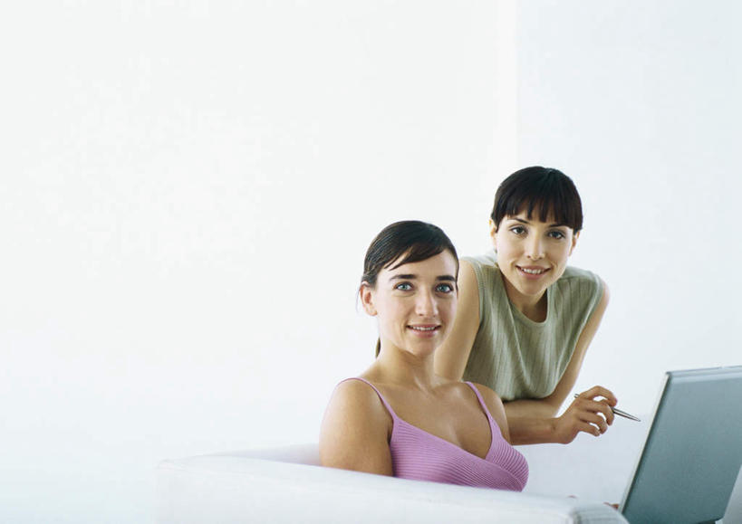 西方人,头发,两个人,伙伴,朋友,商务人士,商务女性,客厅,坐,笑,摸,微笑,露齿笑,横图,室内,白天,正面,友谊,电脑,笔记本电脑,沙发,欧洲,欧洲人,撑,抚摸,服装,网络,笔,办公用品,注视,休闲装,通讯设备,文具,衣服,粉色,绿色,黑色,学习用品,观察,看,靠,靠着,倚靠,转头,休闲,休闲服,服饰,观看,文具用品,一支,察看,无线,起居室,撑着,倚着,关注,通信设备,无线网络,布艺沙发,无线上网,便携式电脑,工薪阶层,友情,手提电脑,年轻女性,女人,女性,白种人,白领,上班族,触摸,接触,坐着,半身,彩图