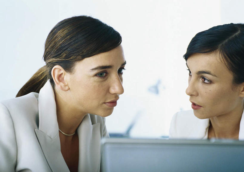 西方人,头发,两个人,伙伴,朋友,商务人士,商务女性,办公室,坐,笑,微笑,露齿笑,横图,室内,白天,正面,友谊,电脑,笔记本电脑,欧洲,欧洲人,阴影,套装,光线,网络,影子,墙,注视,通讯设备,墙壁,墙面,黄色,黑色,阳光,观察,看,转头,观看,一台,察看,无线,关注,通信设备,商务装,无线网络,无线上网,便携式电脑,工薪阶层,友情,手提电脑,年轻女性,女人,女性,白种人,白领,上班族,坐着,半身,彩图