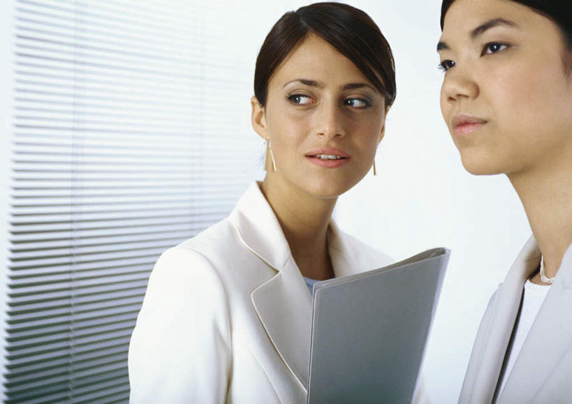 西方人,头发,两个人,伙伴,朋友,商务人士,商务女性,办公室,站,捧,笑,微笑,露齿笑,横图,室内,白天,侧面,友谊,窗户,窗帘,欧洲,欧洲人,握,阴影,套装,光线,材料,档案,文件,影子,墙,拿,拿着,注视,玻璃窗,墙壁,墙面,黄色,阳光,资料,观察,看,站着,转头,百叶帘,握着,观看,察看,关注,文档,商务装,工薪阶层,友情,年轻女性,女人,女性,白种人,白领,上班族,端,端着,捧着,手捧,站立,半身,彩图