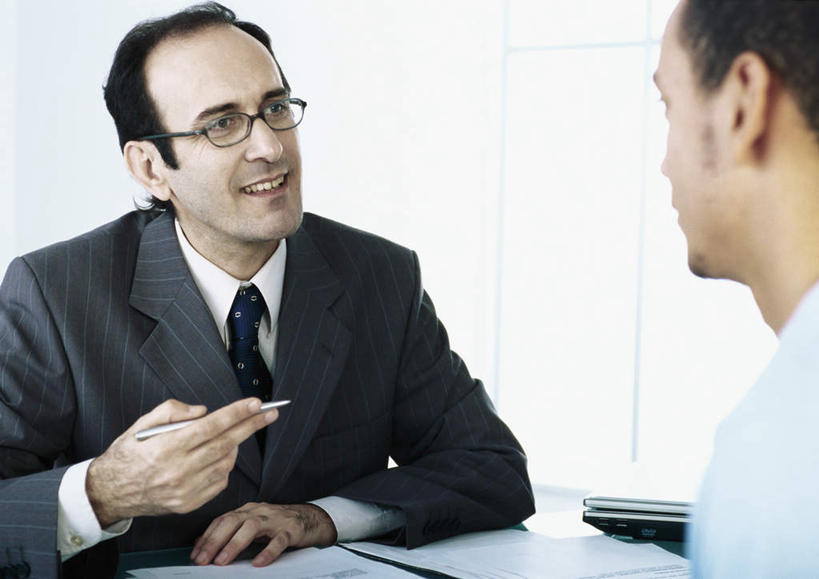 西方人,背部,头发,两个人,伙伴,朋友,商务人士,商务男性,办公室,坐,摸,横图,室内,白天,正面,衬衫,友谊,桌子,欧洲,欧洲人,撑,握,阴影,套装,光线,笔,材料,档案,文件,影子,办公桌,墙,办公用品,拿,拿着,注视,相视,墙壁,墙面,文具,黑色,阳光,学习用品,资料,观察,看,面对面,握着,观看,对视,文具用品,一支,察看,撑着,关注,文档,相对,商务装,工薪阶层,相看,友情,男人,男性,年轻男性,白种人,白领,上班族,触摸,接触,坐着,半身,彩图,衬衣