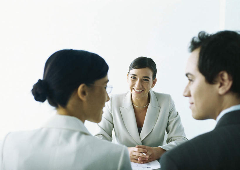 西方人,背部,头发,三个人,伙伴,同事,朋友,商务人士,商务男性,商务女性,办公室,坐,笑,摸,微笑,露齿笑,横图,室内,白天,正面,衬衫,友谊,成功,合作,团队,集体,信心,桌子,欧洲,欧洲人,撑,抚摸,阴影,套装,光线,材料,档案,文件,眼镜,影子,办公桌,注视,队伍,相视,衣服,黑色,阳光,资料,观察,看,面对面,观看,对视,察看,领导,撑着,成就,关注,文档,相对,商务装,合伙,领袖,近视眼镜,工薪阶层,相看,友情,男人,男性,年轻男性,年轻女性,女人,女性,白种人,白领,上班族,触摸,接触,坐着,半身,彩图,衬衣