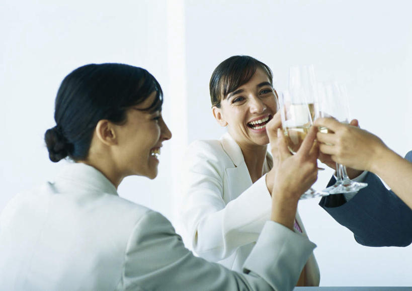 西方人,背部,头发,三个人,伙伴,同事,朋友,商务人士,商务男性,商务女性,客厅,坐,举,笑,微笑,露齿笑,横图,室内,白天,正面,衬衫,友谊,成功,合作,团队,集体,信心,杯子,欧洲,欧洲人,握,阴影,套装,庆祝,光线,高脚杯,影子,墙,红酒杯,拿,拿着,注视,队伍,墙壁,墙面,玻璃制品,三个,黑色,阳光,酒杯,干杯,观察,看,碰杯,托,交际,友好,握着,观看,庆贺,察看,起居室,领导,成就,关注,礼仪,商务装,敬酒,合伙,领袖,工薪阶层,劝酒,友情,男人,男性,年轻男性,年轻女性,女人,女性,白种人,白领,上班族,玻璃杯,举起,举手,举着,向上举,向上伸,向上托,坐着,半身,彩图,衬衣