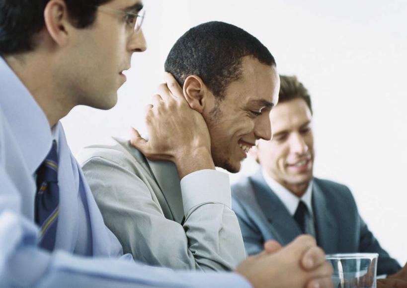 西方人,头发,三个人,伙伴,同事,朋友,商务人士,商务男性,办公室,坐,举,笑,摸,交叉,微笑,露齿笑,横图,室内,白天,侧面,衬衫,友谊,成功,合作,团队,集体,信心,桌子,欧洲,欧洲人,一排,抚摸,阴影,套装,整齐,光线,影子,办公桌,墙,注视,队伍,墙壁,墙面,排列,黑色,阳光,低头,观察,看,托,观看,察看,领导,成就,队列,关注,商务装,合伙,领袖,工薪阶层,相交,交集,友情,男人,男性,年轻男性,白种人,白领,上班族,触摸,接触,举起,举手,举着,向上举,向上伸,向上托,坐着,半身,彩图,衬衣