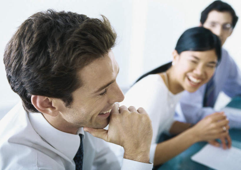 西方人,头发,三个人,伙伴,同事,朋友,商务人士,商务男性,商务女性,办公室,坐,笑,摸,微笑,露齿笑,横图,俯视,室内,白天,衬衫,友谊,成功,合作,团队,集体,信心,桌子,欧洲,欧洲人,一排,撑,抚摸,握,阴影,套装,朦胧,模糊,整齐,光线,材料,档案,文件,影子,办公桌,拿,拿着,托腮,注视,队伍,排列,黄色,黑色,阳光,资料,观察,看,托,转头,握着,观看,察看,领导,成就,队列,关注,托下巴,文档,商务装,合伙,领袖,工薪阶层,友情,男人,男性,年轻男性,年轻女性,女人,女性,白种人,白领,上班族,触摸,接触,坐着,半身,彩图,高角度拍摄,衬衣