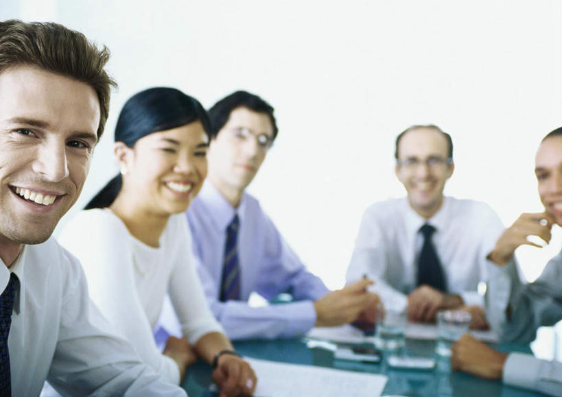 西方人,头发,伙伴,同事,朋友,商务人士,商务男性,商务女性,办公室,坐,笑,摸,微笑,露齿笑,横图,室内,白天,正面,衬衫,友谊,成功,合作,团队,集体,信心,桌子,欧洲,欧洲人,五个人,一排,撑,抚摸,阴影,套装,开会,整齐,会议,光线,材料,档案,文件,影子,办公桌,墙,许多人,托腮,注视,队伍,墙壁,墙面,排列,黑色,阳光,资料,观察,看,托,一群人,观看,察看,领导,成就,队列,关注,托下巴,文档,商务装,合伙,领袖,工薪阶层,友情,男人,男性,年轻男性,年轻女性,女人,女性,白种人,白领,上班族,触摸,接触,坐着,半身,彩图,衬衣