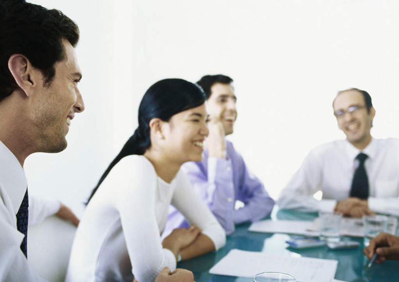 西方人,头发,伙伴,同事,朋友,商务人士,商务男性,商务女性,办公室,坐,摸,说,横图,室内,白天,正面,衬衫,讨论,友谊,成功,合作,团队,集体,信心,桌子,欧洲,欧洲人,五个人,一排,撑,抚摸,阴影,套装,开会,朦胧,模糊,整齐,会议,光线,材料,档案,文件,影子,办公桌,许多人,注视,队伍,排列,黑色,阳光,资料,观察,看,一群人,观看,察看,领导,撑着,成就,队列,关注,文档,商务装,合伙,领袖,工薪阶层,交流,友情,男人,男性,年轻男性,年轻女性,女人,女性,白种人,白领,上班族,触摸,沟通,讲话,交谈,接触,商讨,说话,谈话,坐着,半身,彩图,衬衣