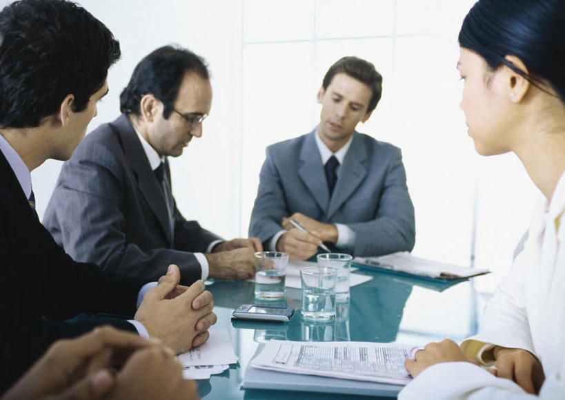 西方人,伙伴,同事,朋友,商务人士,商务男性,商务女性,办公室,坐,笑,摸,打电话,微笑,露齿笑,横图,室内,白天,正面,衬衫,友谊,成功,合作,团队,集体,信心,桌子,电话,手机,欧洲,欧洲人,五个人,抚摸,握,阴影,套装,开会,会议,光线,材料,档案,文件,眼镜,影子,办公桌,墙,许多人,拿,拿着,注视,通讯设备,队伍,墙壁,墙面,衣服,阳光,资料,低头,观察,看,一群人,握着,观看,察看,领导,成就,关注,文档,商务装,合伙,领袖,近视眼镜,工薪阶层,交流,友情,男人,男性,年轻男性,年轻女性,女人,女性,白种人,白领,上班族,触摸,沟通,接触,通话,坐着,半身,彩图,衬衣