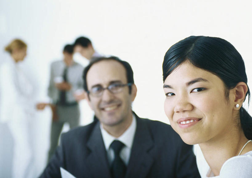 西方人,头发,伙伴,同事,朋友,商务人士,商务男性,商务女性,办公室,站,坐,笑,说,微笑,露齿笑,横图,室内,白天,正面,衬衫,讨论,友谊,成功,合作,团队,集体,信心,桌子,欧洲,欧洲人,五个人,握,阴影,套装,朦胧,模糊,光线,材料,档案,文件,影子,办公桌,墙,许多人,拿,拿着,注视,队伍,墙壁,墙面,黑色,阳光,资料,观察,看,站着,转头,一群人,握着,观看,察看,领导,成就,关注,文档,商务装,合伙,领袖,工薪阶层,交流,友情,男人,男性,年轻男性,年轻女性,女人,女性,白种人,白领,上班族,沟通,讲话,交谈,商讨,说话,谈话,站立,坐着,半身,彩图,衬衣