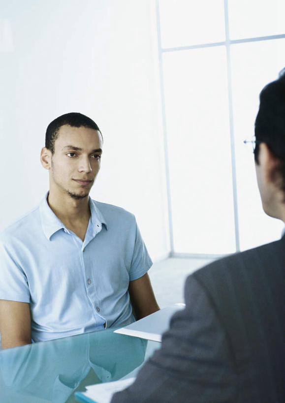 西方人,背部,头发,两个人,伙伴,朋友,商务人士,商务男性,办公室,坐,笑,说,微笑,露齿笑,竖图,室内,白天,正面,衬衫,讨论,友谊,桌子,欧洲,欧洲人,阴影,套装,服装,光线,影子,办公桌,墙,注视,休闲装,相视,墙壁,墙面,衣服,蓝色,黑色,阳光,观察,看,休闲,面对面,休闲服,服饰,观看,对视,察看,关注,相对,商务装,工薪阶层,相看,交流,友情,男人,男性,年轻男性,白种人,白领,上班族,沟通,讲话,交谈,商讨,说话,谈话,坐着,半身,彩图,衬衣