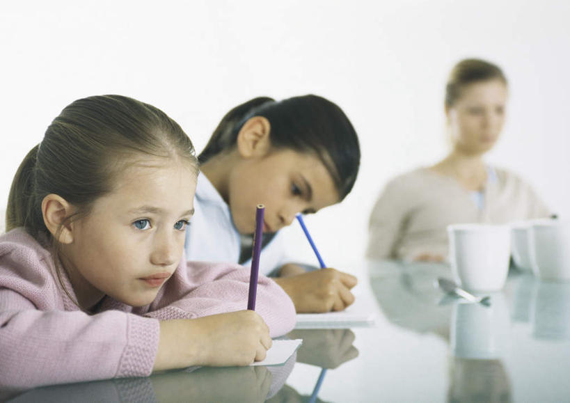 西方人,儿童,头发,三个人,家庭,母亲,女儿,坐,摸,横图,室内,白天,正面,纯洁,桌子,杯子,欧洲,欧洲人,抚摸,握,写,阴影,服装,朦胧,模糊,光线,笔,影子,办公桌,墙,办公用品,拿,拿着,注视,休闲装,墙壁,墙面,文具,一个,小孩,衣服,粉色,黄色,黑色,阳光,水杯,学习用品,低头,观察,记录,看,休闲,温暖,温馨,母女,一家人,休闲服,可爱,母爱,童年,童趣,握着,服饰,单个,观看,文具用品,两支,和睦,察看,关注,童真,烂漫,无邪,天真,年轻女性,女孩,女人,女性,白种人,孩子,年轻人,茶杯,触摸,接触,坐着,半身,彩图,融洽,女生